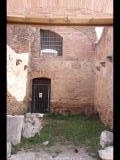 04227 ostia - regio i - insula viii - horrea epagathiana et epaphroditiana (i,viii,3) - laden - suedende - bli ri osten - 09-2023.jpg